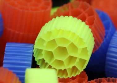 Αγορά Μαύρη παρθένα υλικό HDPE MBBR πλαστικό φίλτρο για ενυδρείο 25mm X 12mm online manufacture