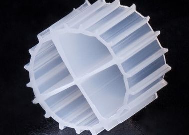 Αγορά Λευκό χρώμα MBBR Media Biofilm Carrier με υπερ-αποκαρβουρίωση και πρωτόγονο υλικό HDPE online manufacture