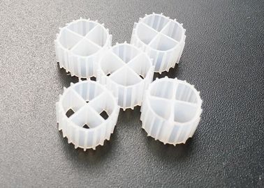 Αγορά Λευκό χρώμα 11*7mm K1 βιοφίλτρο Hdpe Mbbr βιοφορέα πλωτές βιοσφαίρες online manufacture