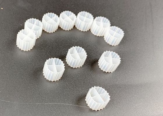 Αγορά MBBR λευκό HDPE IFAS βιολογικό φίλτρο 1000m2/m3 online manufacture
