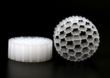 Υψηλή επιφάνεια MBBR Bio Media λευκό παρθένο υλικό HDPE εξοικονόμηση ενέργειας