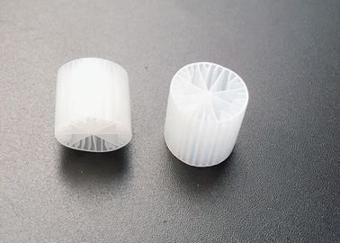 Λευκό χρώμα MBBR Filter Media Virgin υλικό HDPE 15*15mm Μέγεθος Bio Media για λίμνη ψαριών