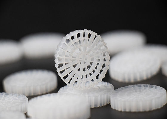 25*4mm PE64 K5 MBBR Bio Media K5 Λευκό χρώμα και παρθένο υλικό HDPE για σύστημα RAS