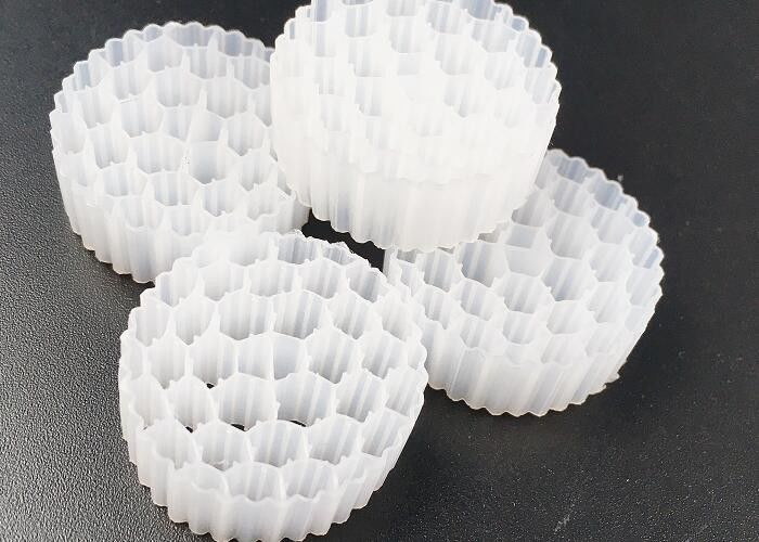 Pe38 25*4mm Hdpe Mbbr Bio Filter Media Safty Moving Bed Μεγάλη επιφάνεια