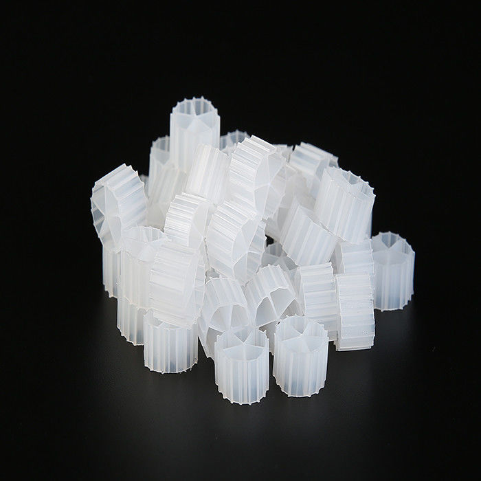 Πέντε τρύπες υλικό HDPE MBBR K1 Φιλτράρισμα για ενυδρεία Καθαρισμός λυμάτων