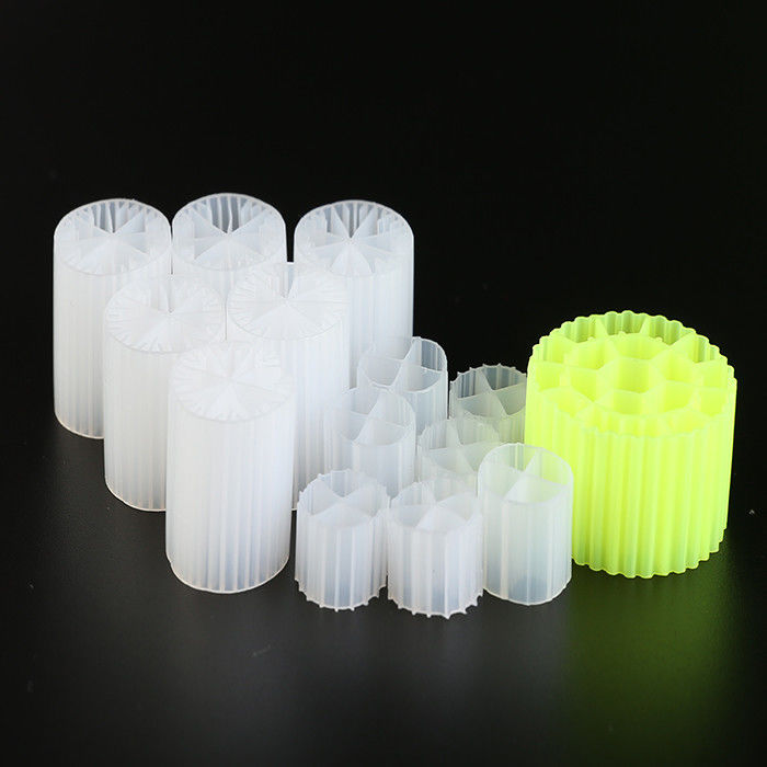 Μαύρη παρθένα υλικό HDPE MBBR πλαστικό φίλτρο για ενυδρείο 25mm X 12mm