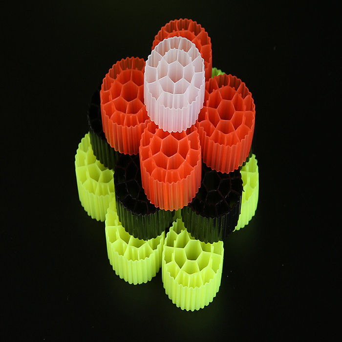 Κόκκινο / Κίτρινο πλαστικό MBBR Bio Media K1 500 m2/m3 Επιφάνεια με λευκό χρώμα