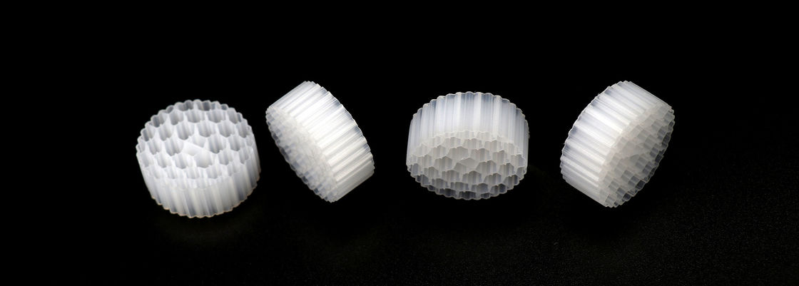 FDA Ασφαλές υλικό MBBR Φίλτρο για την επεξεργασία των αστικών βιομηχανικών λυμάτων Λευκό χρώμα