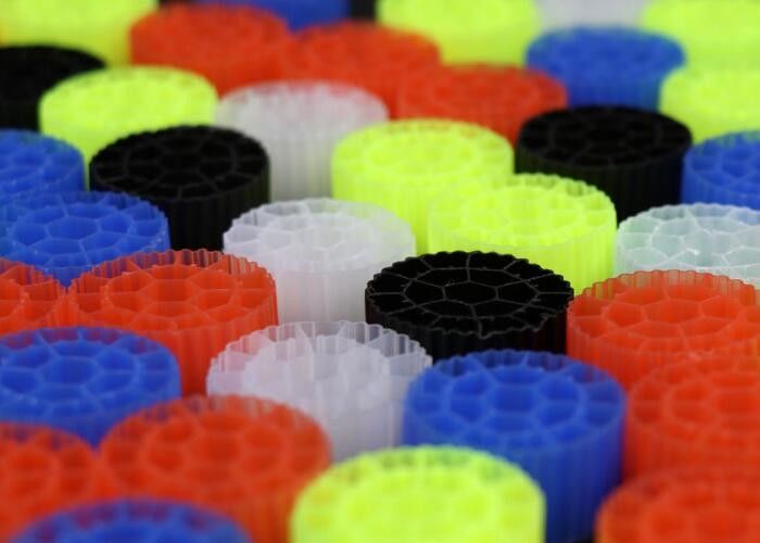 Κ3 Λευκό χρώμα υλικό HDPE MBBR Φιλτράρισμα μέσων επεξεργασίας νερού Bio Cel για λίμνη
