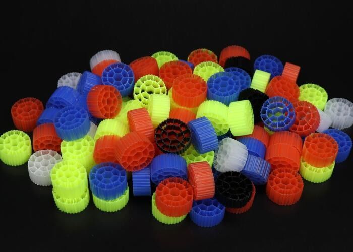 Λευκό και μαύρο χρώμα MBBR φίλτρο μέσων με παρθένου υλικού HDPE για την επεξεργασία λυμάτων