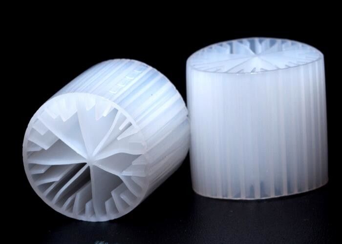 Υλικό πρωτογενούς HDPE MBBR βιοσωλήνα Φίλτρο μέσων για αναερόβια δεξαμενή 15 * 15mm Μέγεθος