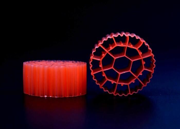 Κόκκινο χρώμα ψαράς λίμνη φίλτρο μέσο Virgin HDPE υλικό K3 πλαστικό φίλτρο μέσο