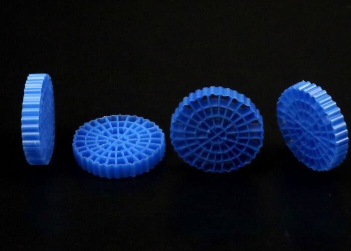 Ψάρια δεξαμενών ενυδρείων μπλε χρώμα MBBR πλωτός φορέας μεγάλης επιφάνειας >1200M2/M3 τεχνολογία SBR 25*4mm μέσο