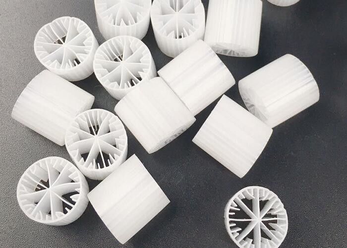 Περιβαλλοντικά φιλικό αναερόβιο δεξαμενόπλυμα επεξεργασία νερού MBBR Bio Media 15*15mm Μεγάλη επιφάνεια