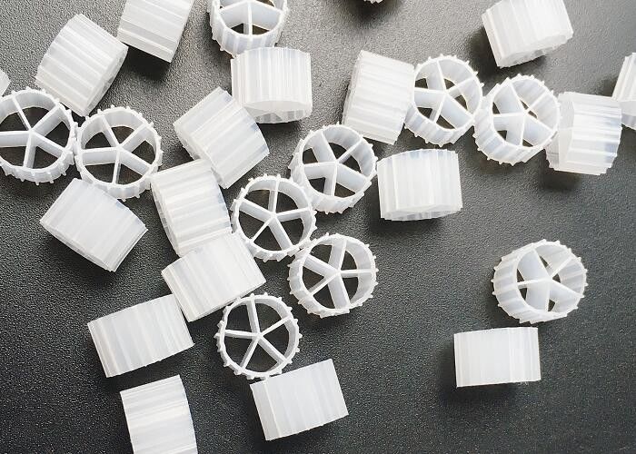 Βιοφίλμ MBBR Φιλτέρ Φορέα Ζεστό Για Καλλιέργεια Γαρίδας RAS επεξεργασία νερού 10*7mm