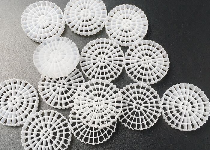 Κεραυνός μεταφοράς βιομάζας K3 Mbbr Μέσα για βιολογικό φιλτράρισμα 25*4mm βιοσωλήνα IFAS επεξεργασία νερού λευκό χρώμα HDPE