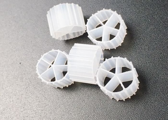 UV ανθεκτικό HDPE 10 * 7MM MBBR BIOBALLS IFAS διαδικασία 5 δωμάτια fda ασφαλές υλικό πλωτό μέσο φθηνή τιμή