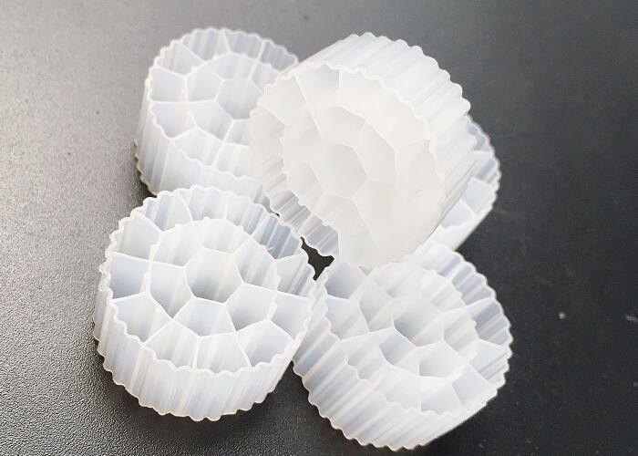 Hdpe K3 Βιοκύτταρα MBBR Μέσα επεξεργασίας νερού 25*12mm 600m2 / M3 Μεγάλη επιφάνεια