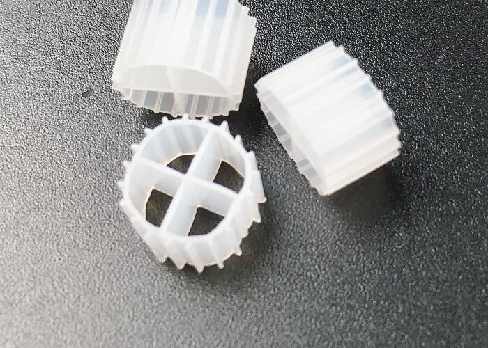 Κάλντενς MBBR Βιοφίλτρο Μέσα πλωτό κινούμενο κρεβάτι Βιοφίλμ αντιδραστήρας Ακουαρίδιο λευκό χρώμα 11 * 7mm