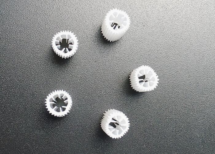 Βιομηχανικό μέσο φίλτρου Hdpe HIPS υλικό 5 * 5mm Μέγεθος Πιστοποίηση SGS Προσαρμοσμένο χρώμα