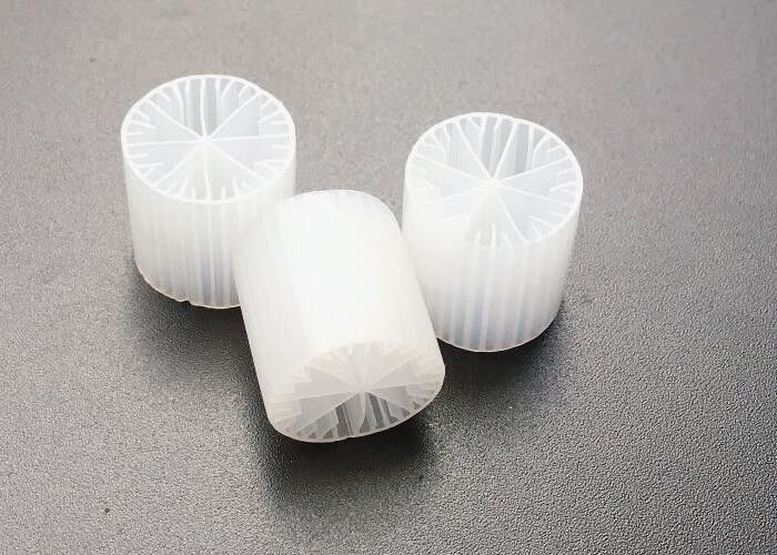 Λευκό χρώμα MBBR Filter Media Virgin υλικό HDPE 15*15mm Μέγεθος Bio Media για λίμνη ψαριών