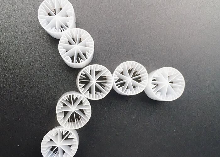 Υψηλή επιφάνεια MBBR Filter Media Λευκό χρώμα παρθένα υλικό HDPE 15*15MM