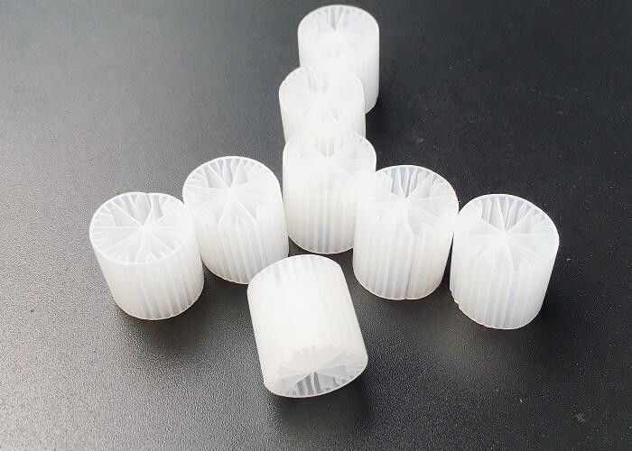 Υψηλή επιφάνεια MBBR Filter Media Λευκό χρώμα παρθένα υλικό HDPE 15*15MM