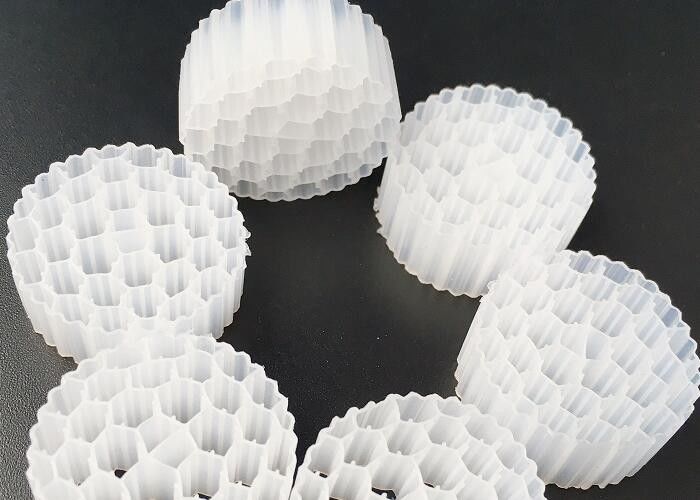 Πλαστικό Bio MBBR επεξεργασία νερού FAB / Filter Trickling συσκευασία πλωτό μέσο 25 * 12mm