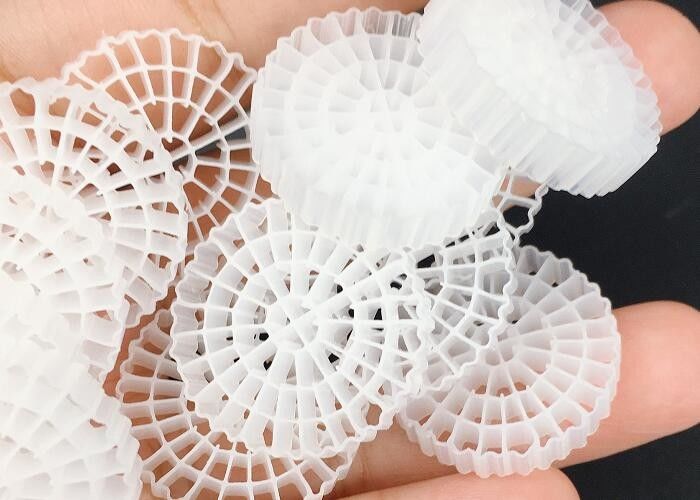 K3 Kaldnes Mbbr Πλωτές σφαίρες BIO Filter Media Hdpe 25*4mm Λευκό χρώμα