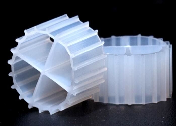 Λευκό χρώμα MBBR Media Biofilm Carrier με υπερ-αποκαρβουρίωση και πρωτόγονο υλικό HDPE
