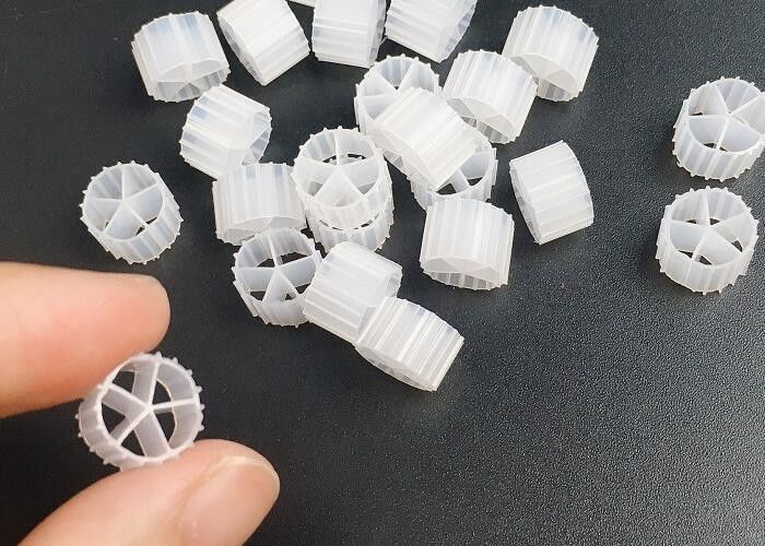 Λευκό 5 τρύπες Virgin HDPE Filter Media Μακρά διάρκεια ζωής Μέγεθος 10mm X 7mm