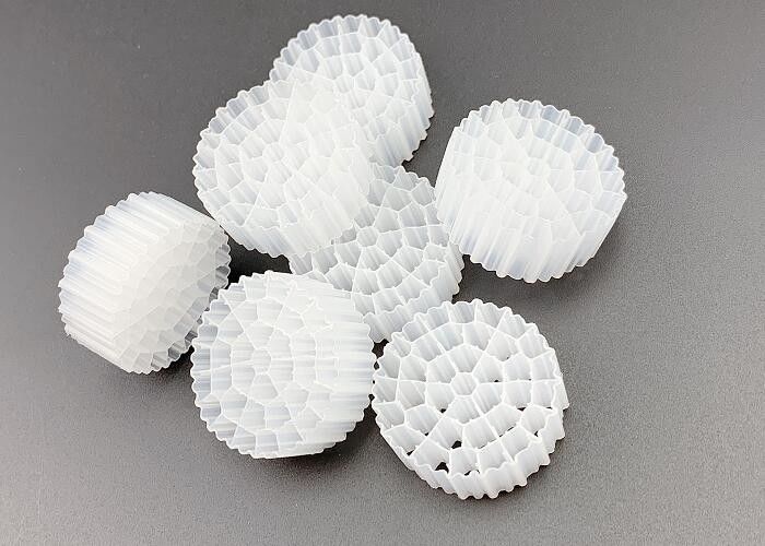 Λευκό χρώμα HDPE K1 Φίλτρο PE37 Για τη βελτίωση της ποιότητας του νερού