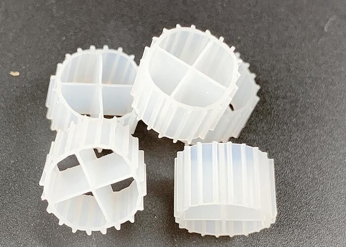 Λευκό χρώμα MBBR Media Biofilm Carrier με υπερ-αποκαρβουρίωση και πρωτόγονο υλικό HDPE