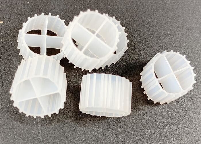 Λευκό χρώμα MBBR Media Biofilm Carrier με υπερ-αποκαρβουρίωση και πρωτόγονο υλικό HDPE