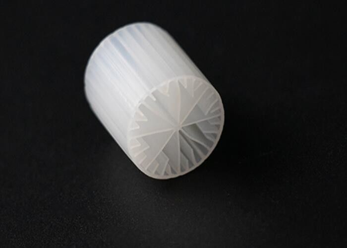 Λευκό χρώμα MBBR φίλτρο μέσο 15*15mm Μέγεθος υλικό HDPE για επεξεργασία λυμάτων