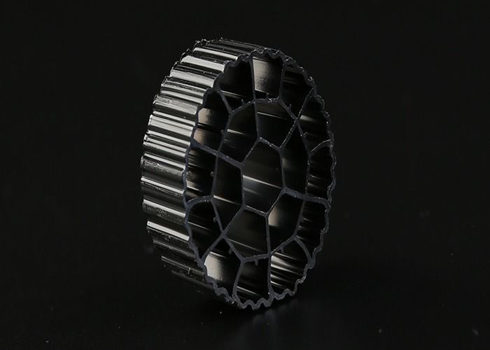 Μαύρο χρώμα πλαστικό MBBR Kaldnes K1 MBBR Bio Media Υλικό HDPE 25mm X 12mm Μέγεθος