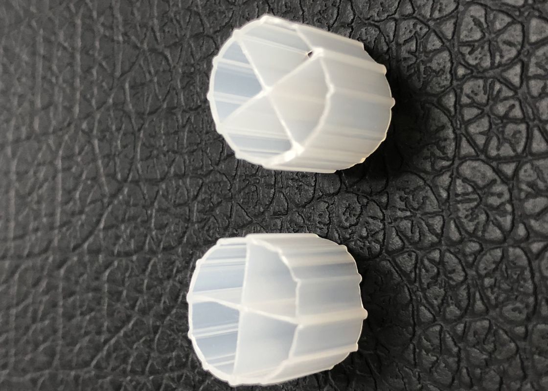 Λευκό χρώμα MBBR βιομεταφορέας μέσων για αναερόβια δεξαμενή με παρθένο υλικό HDPE και 12 * 9mm μέγεθος