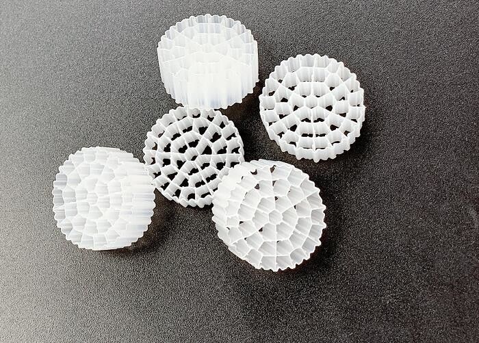 Virgin HDPE IFAS Technology MBBR πλωτό φίλτρο μέσο λευκό χρώμα