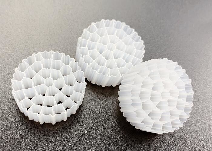 Virgin HDPE 25*10MM Λευκό χρώμα MBBR πλαστικό φίλτρο μέσο Μεγάλη επιφάνεια