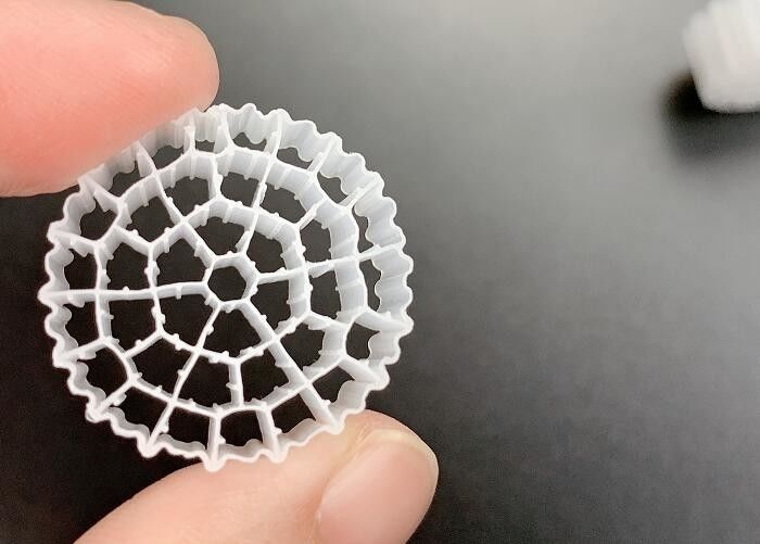 Virgin HDPE 25*10MM Λευκό χρώμα MBBR πλαστικό φίλτρο μέσο Μεγάλη επιφάνεια