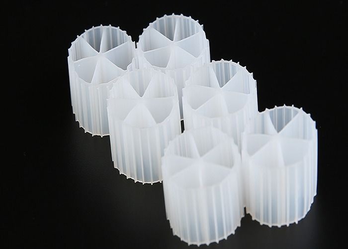 Αλιερές λίμνες MBBR Bio Media K1 Μετακινούμενο στρώμα φίλτρο παρθένου υλικού HDPE 85% πορώς