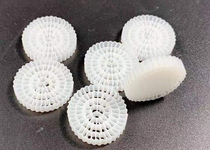 HDPE Mbbr Carrier Bio Filter Για Ψαροτροφεία Κρεμασμένα κρεβάτια 25x4MM